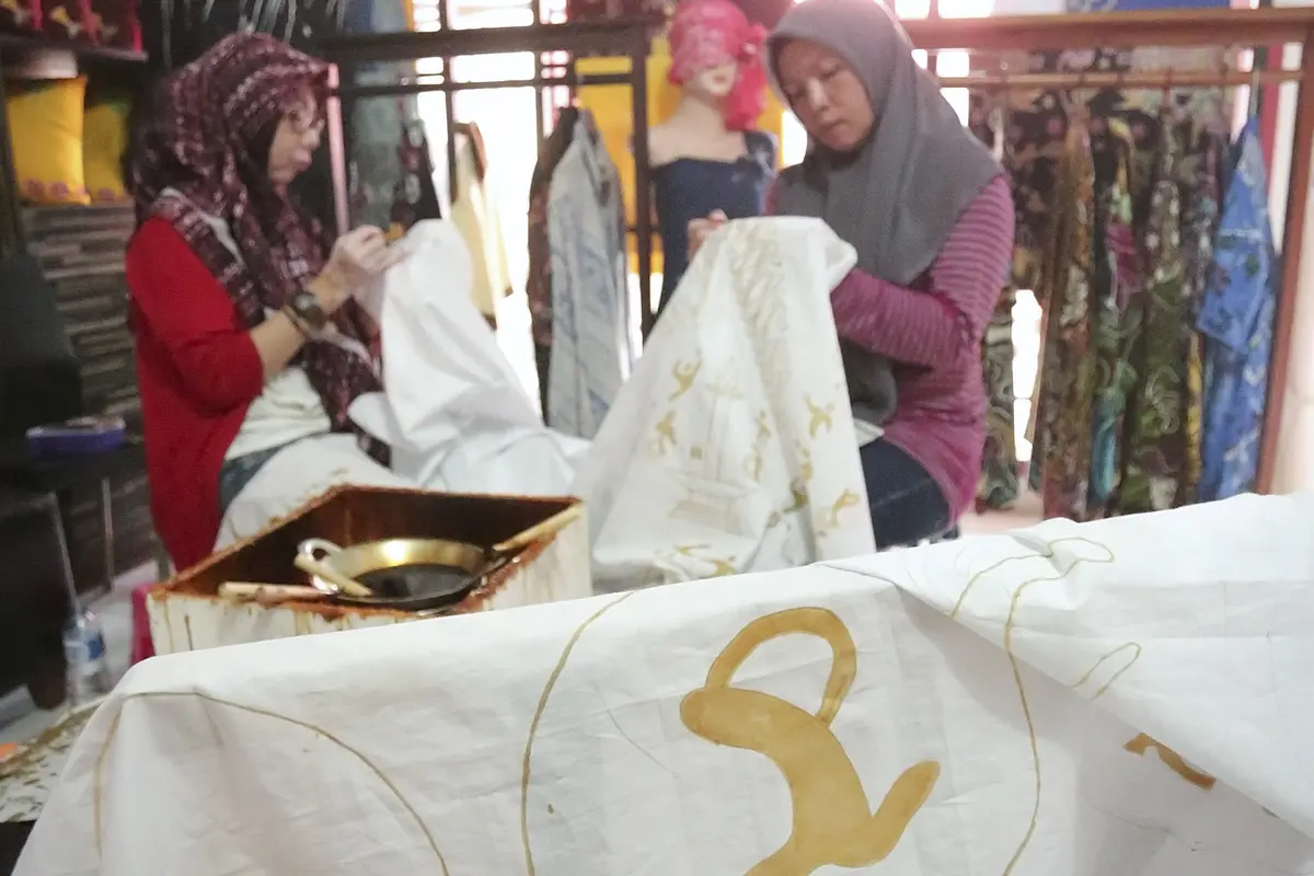 [Fimela] Belajar melestarikan batik dari penyandang disabilitas di Kampoeng Batik Palbatu