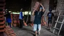 Kompetisi binaraga tradisional ini diikuti perajin ataupun pekerja pabrik genteng. (Aditya Irawan/AFP)