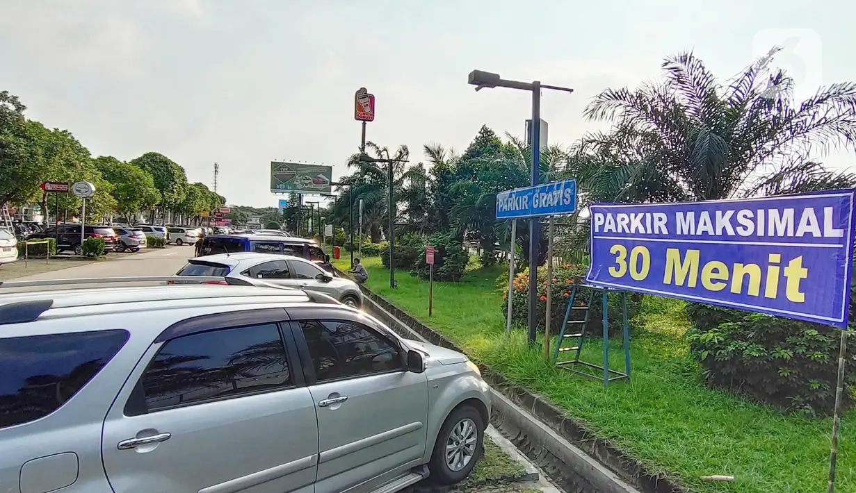 Suasana Rest Area Km 13,5 di Tol Tangerang, Banten, Selasa (19/5/2020). Jelang Lebaran 2020, PT Jasamarga Related Business (JMRB) menerapkan PSBB di semua rest area yang dikelolanya dengan membatasi waktu singgah pengunjung maksimal 30 menit. (Liputan6.com/Angga Yuniar)
