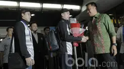 Pebulutangkis ganda putra Indonesia, Kevin Sanjaya/Marcus Gideon, disambut Menpora, Imam Nahrawi. Mereka disambut dengan diberikan karangan bunga oleh sang Menteri. (Bola.com/M Iqbal Ichsan)