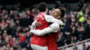 Pemain Arsenal, Henrikh Mkhitaryan berselebrasi dengan Pierre-Emerick Aubameyang setelah mencetak gol ke gawang Watford pada lanjutan pertandingan Liga Inggris di Emirates Stadium, Minggu (11/3). Arsenal sukses mengandaskan Watford 3-0. (AP/Matt Dunham)