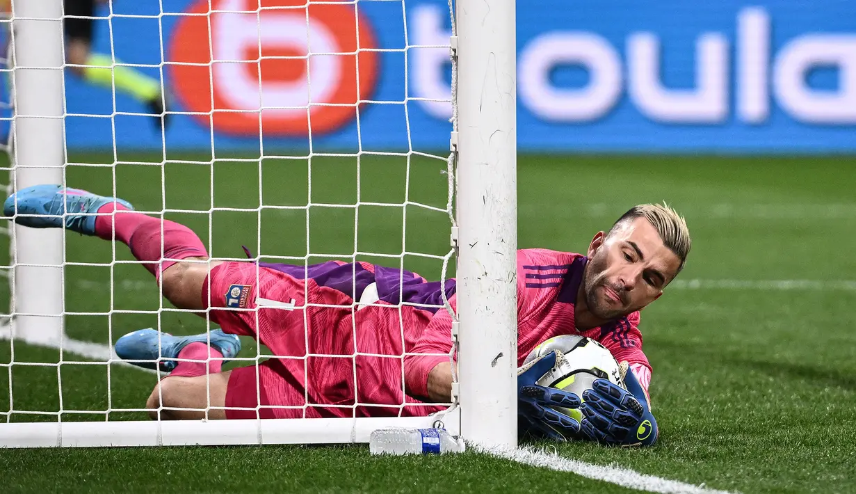 Anthony Lopes mendedikasikan seluruh karier sepak bolanya untuk Olympique Lyon. Dipromosikan ke skuat utama sejak 2011, Lopes telah membuat 417 penampilan dengan membuat 138 clean sheet. Pria berkebangsaan Portugal tersebut terus dipercaya sebagai kiper utama sampai sekarang. (AFP/Jeff Pachoud)