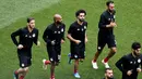 Suasana saat pemain Mesir, Mohamed Salah (dua kanan) berlatih bersama timnya sebelum bertanding melawan Arab Saudi dalam laga penyisihan Grup A Piala Dunia 2018 di Volgograd Arena, Volgograd, Rusia, Minggu (24/6). (NICOLAS ASFOURI/AFP)