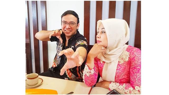 Potret Kebersamaan Sandy Tumiwa dan Vivi Paris