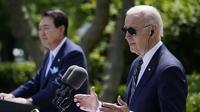 Presiden Amerika Serikat Joe Biden dan Presiden Korea Selatan&nbsp;Yoon Suk Yeol&nbsp;dalam konferensi pers bersama Yoon di Rose Garden, Gedung Putih, pada Rabu (26/4/2023). (Dok. AP/Evan Vucci)