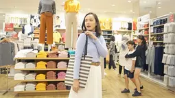 Dengan tas berwarna hitam putih, menambah kesan santai busana yang dipakai oleh Pamela Bowie. Pencahayaan yang bagus membuat kecantikannya makin terpancar. (KapanLagi.com/Bambang E Ros)