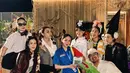 Tak hanya bertiga, pesta kostum tersebut juga dirayakan bareng beberapa teman. Mereka menunjukkan kreasi kostumnya dengan penuh totalitas. Pesta kostum ala member Blink ini membuktikan bahwa Halloween tidak selalu seram, tetapi juga lucu dan menghibur. (Liputan6.com/IG/@ifyalyssa)