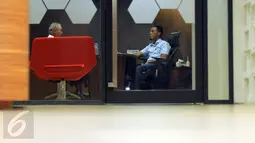 Alfred Riedl (kiri) saat melakukan pertemuan dengan Sekjen PSSI Azwan Karim di kawasan Stadion GBK Jakarta, Jumat (10/6/2016). PSSI resmi menunjuk Alfred Riedl sebagai pelatih Timnas Indonesia di Piala AFF 2016. (Liputan6.com/Helmi Fithriansyah)