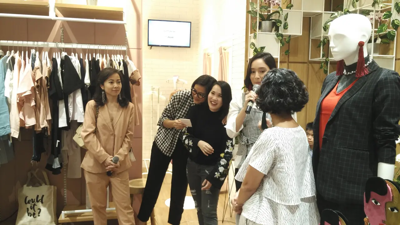 Kolaborasi Aksesori Tatjana Saphira-Karina Salim dan Cotton Ink