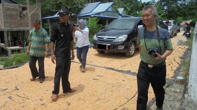 8 Potret Nyeleneh Orang Jemur Gabah dan Jagung di Jalan Ini Bikin Geleng Kepala