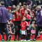 Gelandang Manchester United, Casemiro dan keluarga, berfoto bersama di lapangan setelah pertandingan kandang terakhir Setan Merah musim ini kontra Nottingham Forest di Old Trafford, Manchester, Minggu (17/5/2026). (Darren Staples / AFP)