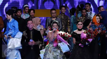 Weni (tengah) menyanyikan lagu kemenangan usai dinobatkan menjadi juara D'Academy Asia 2 di Studio 5 Indosiar, Jakarta, Kamis (29/12). Weni berhasil unggul atas dua finalis lainnya, Rani dan Irsya ditempat ketiga. (Liputan6.com/Helmi Fithriansyah)