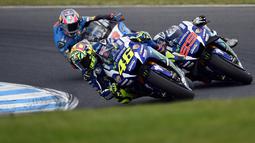 Valentino Rossi, menyalip satu per satu pebalap di depannya termasuk Jorge Lorenzo saat balapan MotoGP Australia di Sirkuit Phillip Island, Minggu (23/10/2016). (AFP/Saeed Khan)