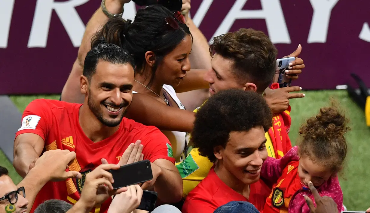 Bek Belgia, Thomas Meunie merayakan kemenangan dengan pacarnya, Deborah Panzokou setelah mengalahkan Brasil pada laga perempat final Piala Dunia 2018 di Stadion Kazan Arena, Jumat (6/7). Belgia sukses memulangkan Brasil dengan skor  2-0. (AFP/SAEED KHAN)