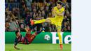 Pemain Barcelona, Neymar (kiri) berebut bola dengan pemain BATE Borisov, Filip Mladenovic, dalam laga Grup E Liga Champions yang berlangsung di Stadion Camp Nou, Barcelona, Kamis (5/11/2015) dini hari WIB. (AFP Photo/Pau Barrena)
