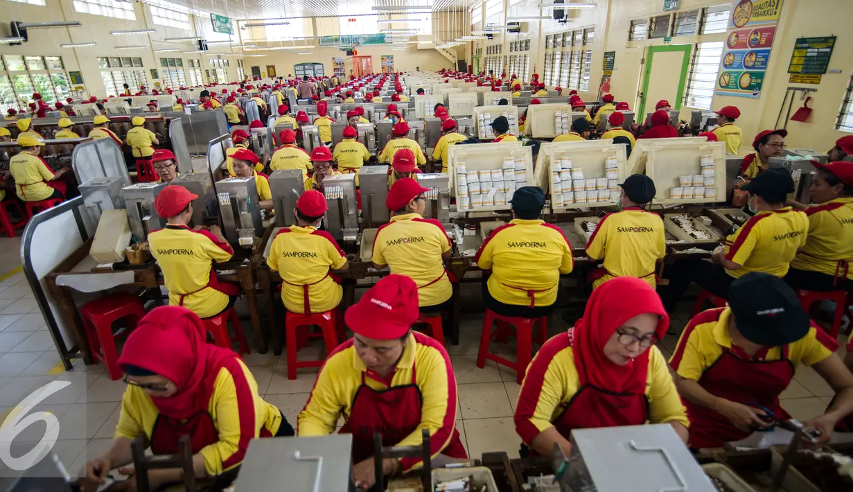 Sejumlah pekerja wanita beraktivitas di PT Hanjaya Mandala Sampoerna (HMSP)Tbk, Surabaya, Kamis (19/5). HMSP mendapat rekor MURI dengan kecelakaan kerja nihil selama 20 tahun (1996-2006). (AFP Photo/Juni Kriswanto)