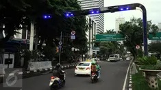 Pengendara melintas di bawah gate ERP di Jalan Jenderal Sudirman Jakarta, Senin (14/12). Meski sudah diuji coba pada pertengahan 2014 lalu, hingga kini penerapan jalan berbayar tersebut masih belum jelas. (Liputan6.com/Helmi Fithriansyah)