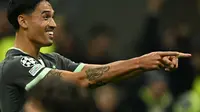 Gelandang AC Milan asal Belanda #14, Tijjani Reijnders, merayakan gol kedua timnya saat pertandingan Liga Champions antara AC Milan dan Club Brugge di stadion San Siro di Milan, Rabu dini hari WIB (23/10/2024). (Gabriel BOUYS/AFP)