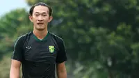 Kiper baru Persebaya Surabaya, Rivky Mokodompit, mengamati rekannya saat latihan di Lapangan Yogyakarta Independent School, Sleman, Kamis (23/1). Latihan ini persiapan jelang Liga 1 Indonesia 2020. (Bola.com/Aditya Wany)