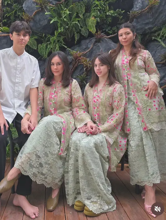 Di Lebaran ke-2, Wulan Guritno kompak dengan kedua putrinya mengenakan atasan siluet kebaya berbordir warna hijau pink dipadukan rok lace warna hijau. [@wulanguritno]
