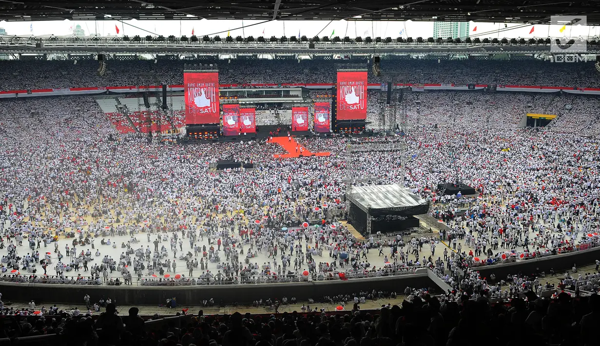 Suasana kampanye akbar Capres dan Cawapres nomor urut 01, Jokowi - Ma'ruf Amin di Stadion Gelora Bung Karno (SGBK), Jakarta, Sabtu (13/4). Kampanye akbar Kampanye akbar tersebut bertajuk konser putih bersatu. (Liputan6.com/Angga Yuniar)