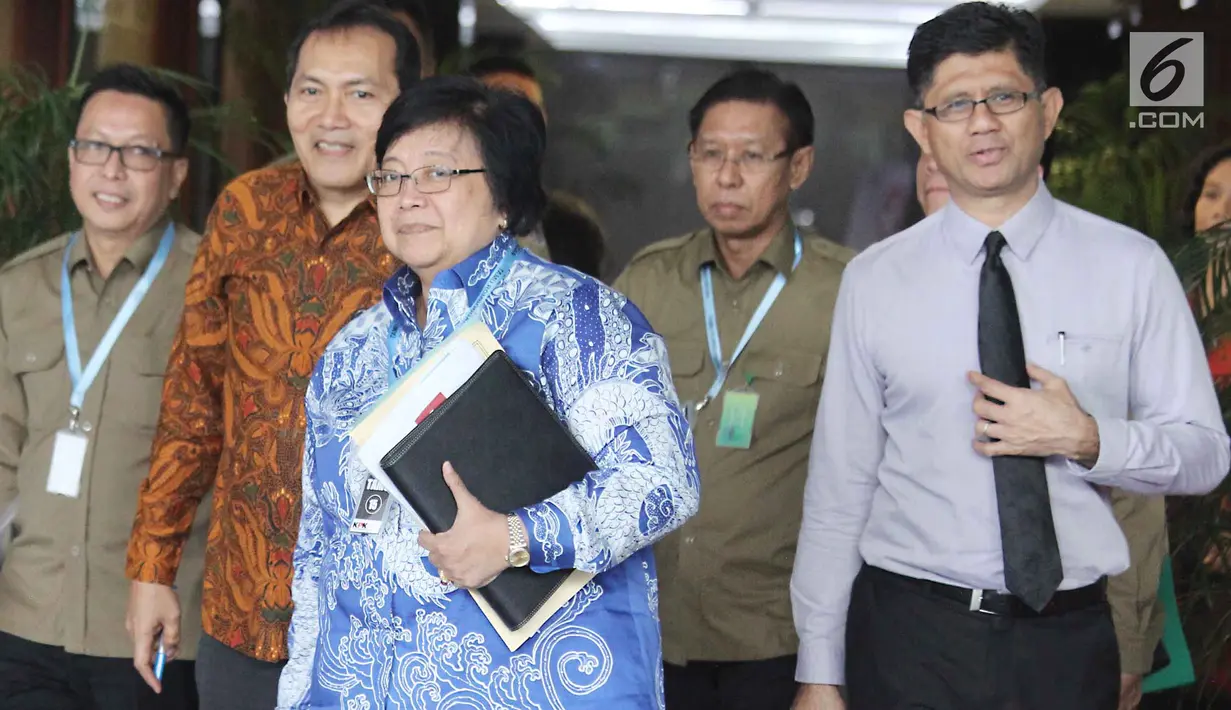 Menteri LHK, Siti Nurbaya didampingi Pimpinan KPK berjalan keluar gedung, Jakarta, Senin (19/2). Siti Nurbaya menyambangi KPK untuk berkoordinasi sejumlah hal yakni perizinan kawasan dan tata kelola kayu serta kasus di Papua. (Liputan6.com/Angga Yuniar)