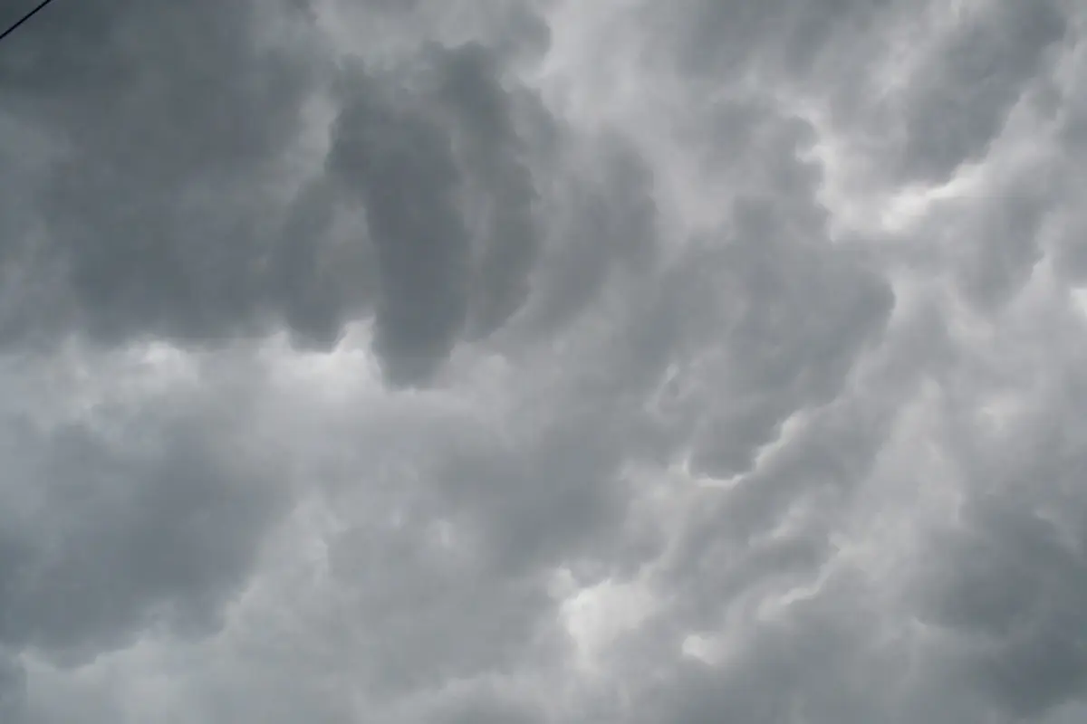 Ilustrasi – Penampakan awan (diduga) Comulonimbus di Cingebul Kecamatan Lumbir, sebelum hujan lebat disertai angin kencang. (Foto: Liputan6.com/Muhamad Ridlo)