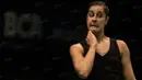 Pebulutangkis tunggal putri Spanyol, Carolina Marin, menghapus keringat di bagian lehernya saat laga perempat final BCA Indonesia Open di Istora Senayan, Jakarta, Jumat (3/6/2016). (Bola.com/Vitalis Yogi Trisna)