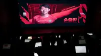 Pemain sepak bola Korea Selatan, Son Heung-min, terlihat di layar saat wartawan memperhatikan selama konferensi pers untuk mengumumkan skuad Korea Selatan untuk Piala Dunia 2026, di Seoul pada 16 Mei 2026. (Jung Yeon-je/AFP)