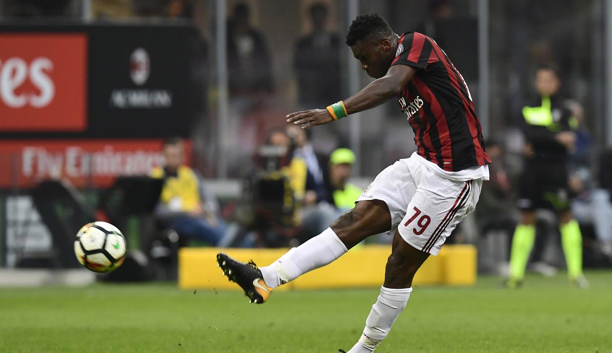 7. Nama Frank Kessie sudah tak asing lagi di Serie A. Terakhir gelandang AC Milan tersebut menjadi eksekutor pinalti menggantikan Ibrahimovic saat menang lawan Bologna. (Foto: AFP/Miguel Medina)