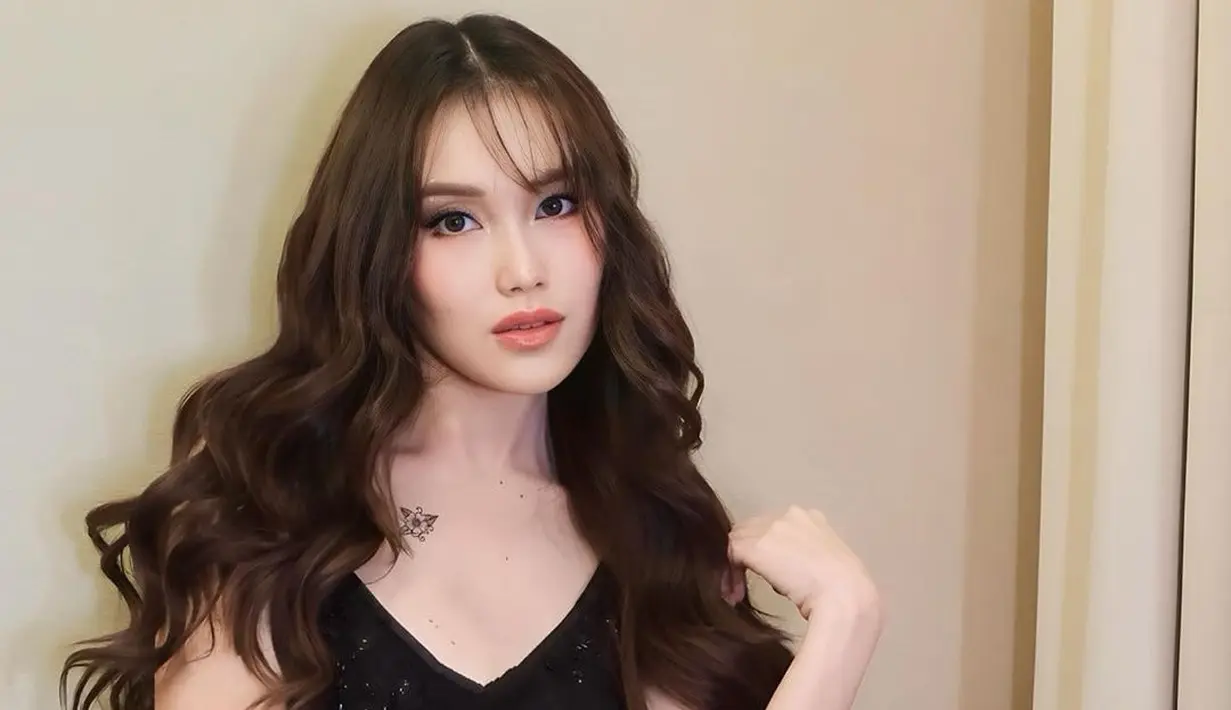 Terlihat Ayu kini menunjukkan tato baru di bagian dada dan lengan. Kedua tato ini tampak simple tapi berhasil menarik perhatian. [Instagram.com/ayutingting92]