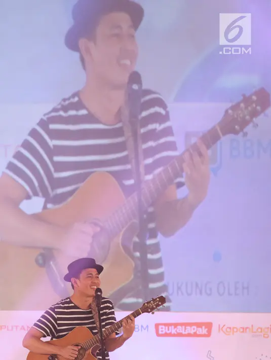 Musisi Budi Doremi saat bernyanyi pada gelaran EGTC 2018 Bandung di Graha Sanusi Hardjadinata, Universitas Padjajdaran, Bandung, Rabu (5/12). Sekitar 30 menit Budi Doremi tampil menghibur peserta EGTC Bandung 2018. (Liputan6.com/Helmi Fithriansyah)