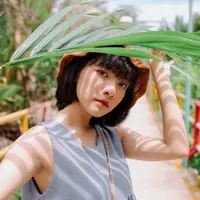 ilustrasi perempuan berteduh/theshots.co/Shutterstock