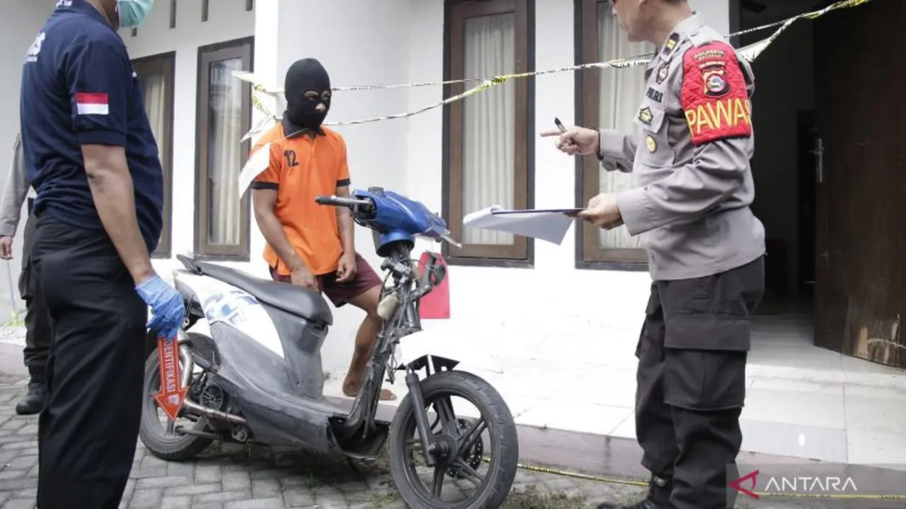 Rekonstruksi pembunuhan mahasiswi Unram pada Senin (3/8/2026). (Dokumentasi Antara).