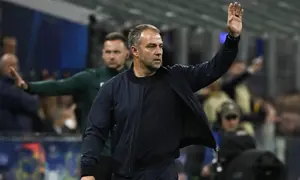 Pelatih Barcelona asal Jerman, Hans-Dieter Flick, meneriakkan instruksi kepada para pemainnya dari pinggir lapangan selama pertandingan leg kedua semifinal Liga Champions UEFA antara Inter Milan dan FC Barcelona di stadion San Siro di Milan, Rabu dini hari WIB (7-5-2025). (PIERO CRUCIATTI/AFP)