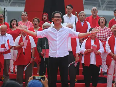 Komposer musik Addie MS bersama sejumlah tokoh, seniman dan artis melakukan deklarasi Indonesia Bangkit saat hari kebangktian nasional ke 111 tahun di GBK, Jakarta, Senin (20/5). Tujuan deklarasi ini untuk menyegarkan kembali ingatan dan tekad merawat persatuan Indonesia. (Liputan6.com/Angga Yuniar)