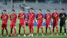 Alih-alih meletakkan tangan di dada seperti rekan-rekannya, bek Timnas Indonesia U-22 itu justru melakukan sikap sempurna saat menyanyikan lagu Indonesia Raya pada Laga uji coba melawan India di Stadion Madya, Jakarta, Jumat (10/10/2025). (Bola.com/M Iqbal Ichsan)