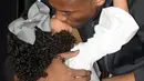 Legenda NBA dan Los Angeles Lakers Kobe Bryant mencium putrinya Gianna Maria-Onore Bryant saat menghadiri upacara tangan dan tapak kakinya di Grauman's Chinese Theatre di Hollywood, California pada 19 Februari 2011. Kobe Bryant meninggal pada usia 41 tahun. (AFP/Gabriel Bouys)