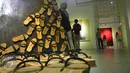 Pengunjung menikmati pameran “Pintu Belakang | Derau Jawa" di Galeri Nasional Indonesia, Jakarta (12/3). Konsep karya disini lebih banyak menampilkan cerita-cerita tentang Parangtritis, Tamansari, dan Tengger. (Liputan6.com/Faisal R Syam)