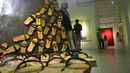 Pengunjung menikmati pameran “Pintu Belakang | Derau Jawa" di Galeri Nasional Indonesia, Jakarta (12/3). Konsep karya disini lebih banyak menampilkan cerita-cerita tentang Parangtritis, Tamansari, dan Tengger. (Liputan6.com/Faisal R Syam)