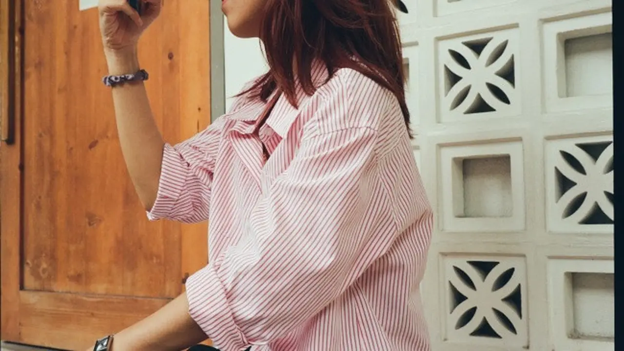 Model Atasan Wanita Lengan Panjang (Credit:  Khanh Do/Unsplash)