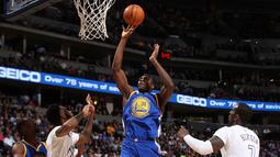 Pemain Golden State Warriors, Festus Ezeli #31 melakukan tembakan saat dihadang para pemain Denver Nuggets pada lanjutan NBA 2015-2016 di Pepsi Center, Minggu, (23/11/2015) (AFP Photo/ Doug Pensinger/Getty Images/AFP)