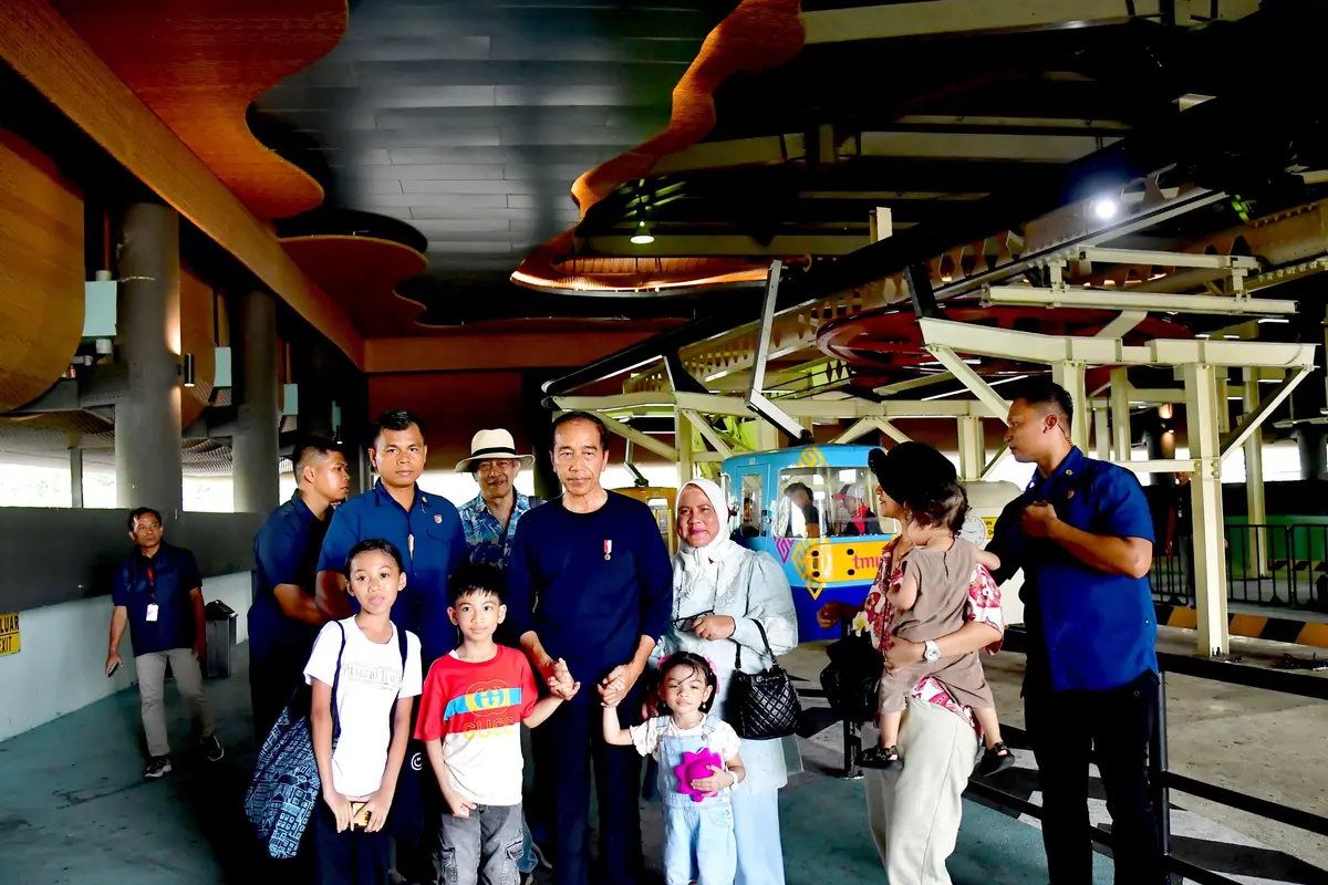 Presiden Joko Widodo atau Jokowi Saat mengajak dua cucunya jalan-jalan di Taman Mini Indonesia Indah (TMII) Jakarta.