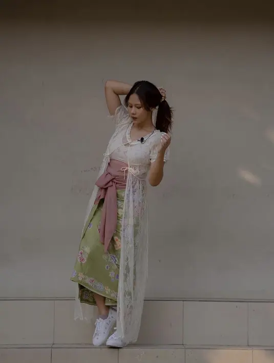 Outfit Nadin dengan kain berwarna pink. (instagram/cakecaine)