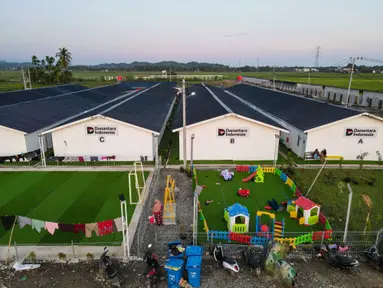 Foto udara menunjukkan perumahan sementara yang dibangun oleh Badan Pengelola Investasi Daya Anagata Nusantara (Danantara) untuk para korban banjir di Meureudu, Kabupaten Pidie Jaya, provinsi Aceh, pada Minggu 22 Februari 2026, setelah banjir dan tanah longsor dahsyat melanda Sumatra, akhir tahun lalu. Sebanyak 8.562 unit hunian sementara (huntara) di Aceh telah selesai dibangun 100 persen. (CHAIDEER MAHYUDDIN/AFP)
