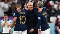 Didier Deschamps bakal mendapatkan kontrak baru setelah mampu menjawab tantangan dari Federasi Sepak Bola Prancis (FFF) karena membantu Timnas Prancis lolos ke semifinal Piala Dunia 2022. (AFP/Anne-Christine POUJOULAT)