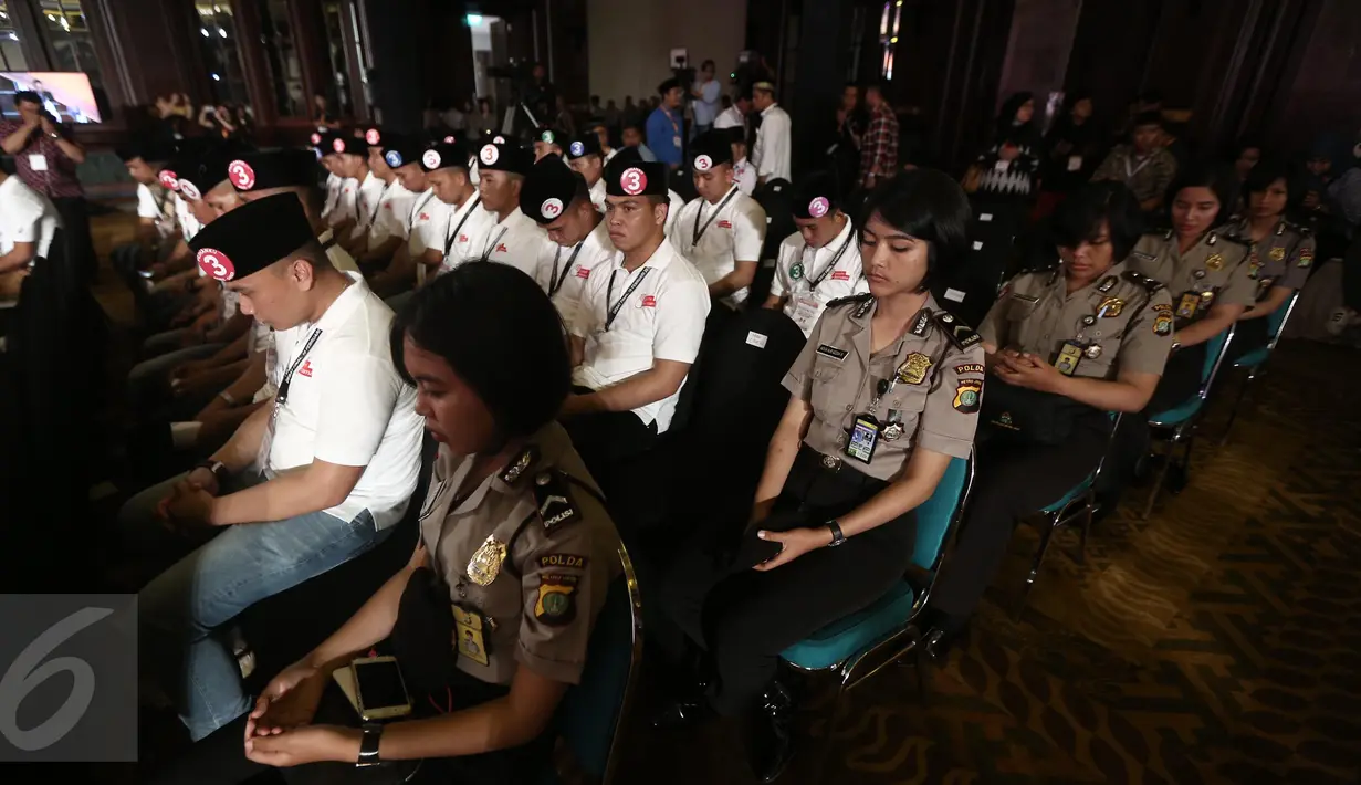 Sejumlah polisi wanita (polwan) bertugas berjaga di sebelah pendukung pasangan Cagub & Cawagub DKI  Jakarta saat Debat Final di Bidakara, Jakarta, Jumat (10/2). (Liputan6.com/Faizal Fanani)