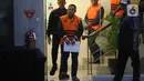 Sebelumnya, KPK mengamankan delapan pihak dalam peristiwa OTT di Pati pada Senin (19/1/2026). Tampak dalam foto, Bupati Pati, Sudewo (kedua kiri) dikawal petugas usai menjalani pemeriksaan intensif di Gedung Merah Putih Komisi Pemberantasan Korupsi (KPK), Jakarta, Selasa (20/1/2026). (Liputan6.com/Helmi Fithriansyah)
