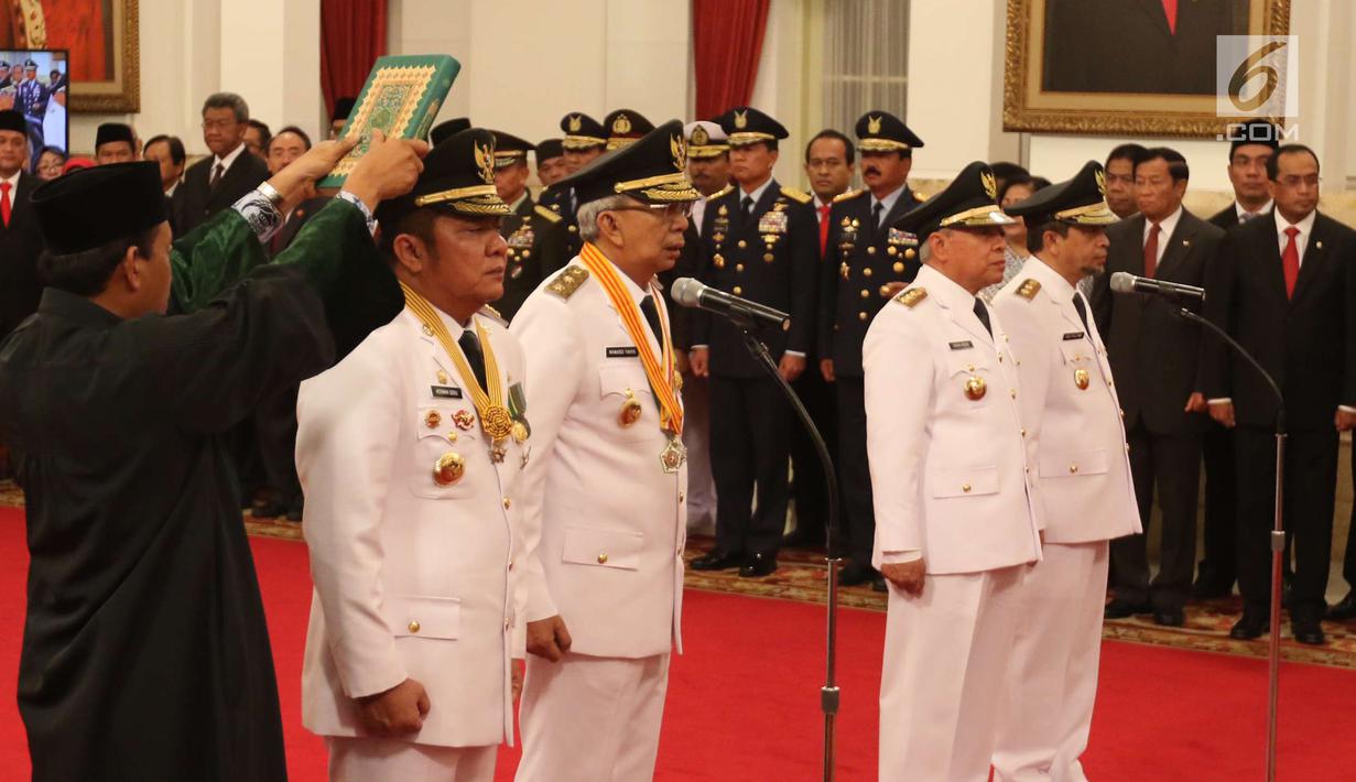 Gubernur dan Wakil Gubernur Kalimantan Timur Isran Noor-Hadi Mulyadi serta Gubernur dan Wakil Gubernur Sumatera Selatan Herman Deru-Mawardi Yahya diambil sumpahnya saat dilantik di Istana Negara, Jakarta, Senin (1/10). (Liputan6.com/Angga Yuniar)