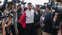 Tersangka kasus dugaan korupsi pengelolaan tata niaga komoditas timah Harvey Moeis mengikuti sidang perdana dengan agenda pembacaan dakwaan oleh Jaksa Penuntut Umum (JPU) di Pengadilan Tipikor, Jakarta, Rabu (14/8/2024). Harvey Moeis yang merupakan suami artis Sandra Dewi itu didakwa melakukan perbuatan tindak pidana korupsi dan pencucian uang dalam kasus tersebut yang menyebabkan kerugian negara mencapai Rp300 triliun. (Liputan6.com/Angga Yuniar)